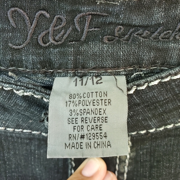 Black distressed Y& F jeans - Picture 5 of 9